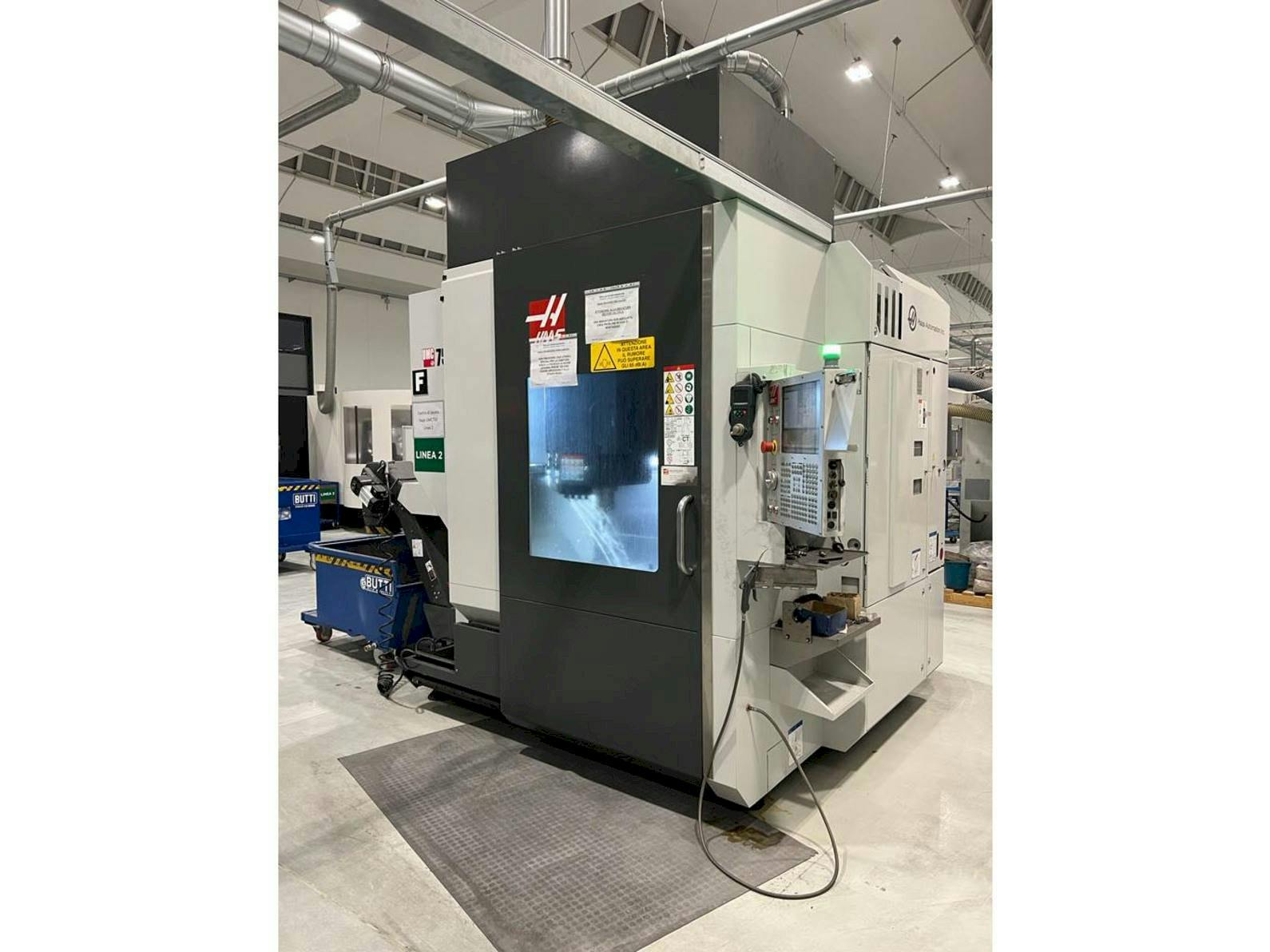 Vista frontal de la máquina HAAS UMC 750SS