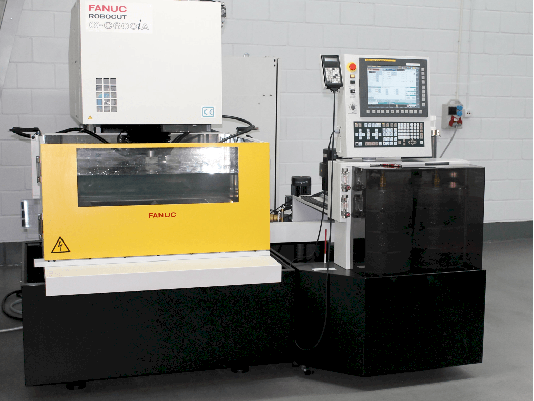 Vista frontal de la máquina FANUC RoboCut Alfa C600iA