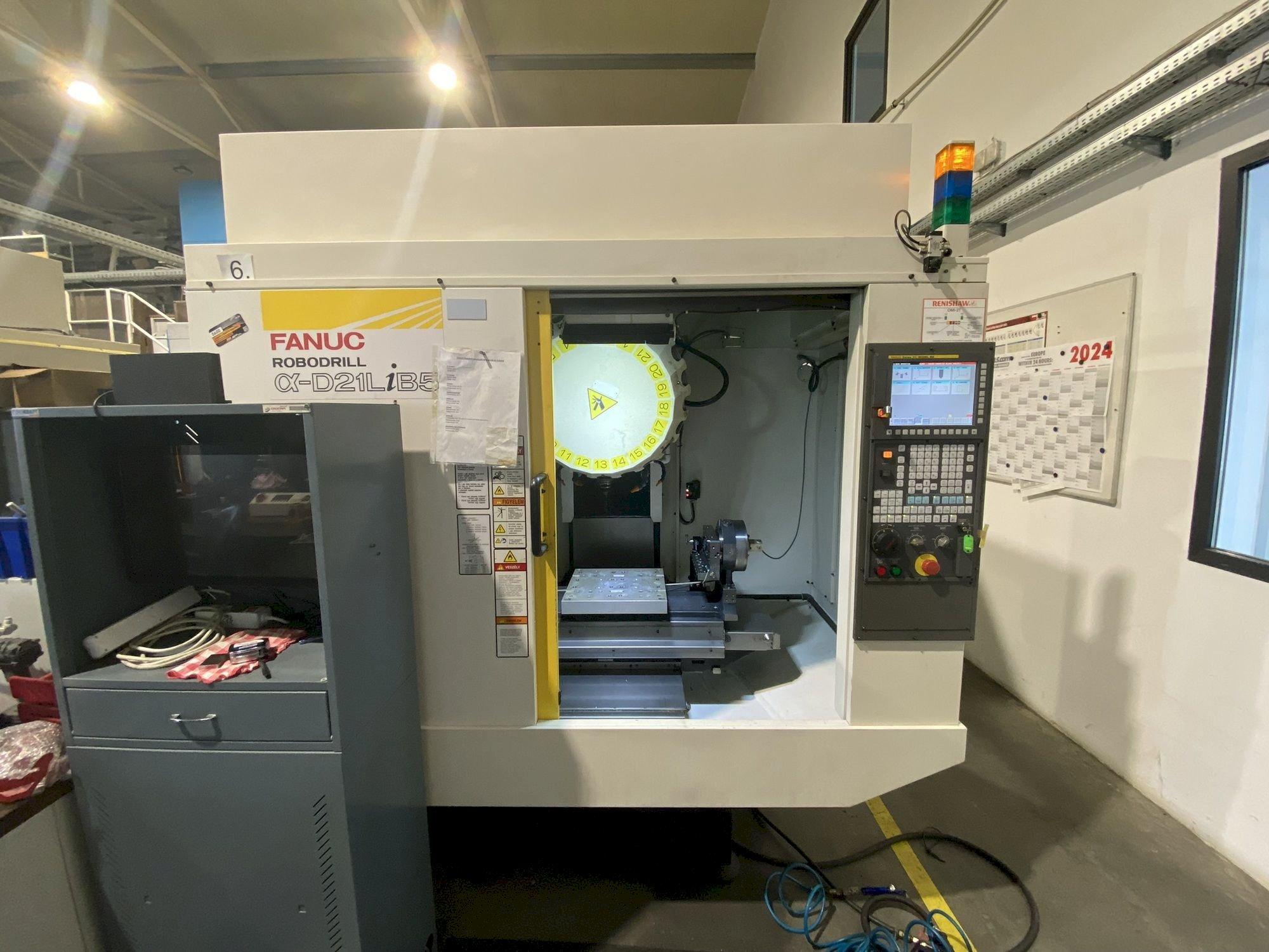 Vista frontal de la máquina FANUC Robodrill Alpha D21LiA5