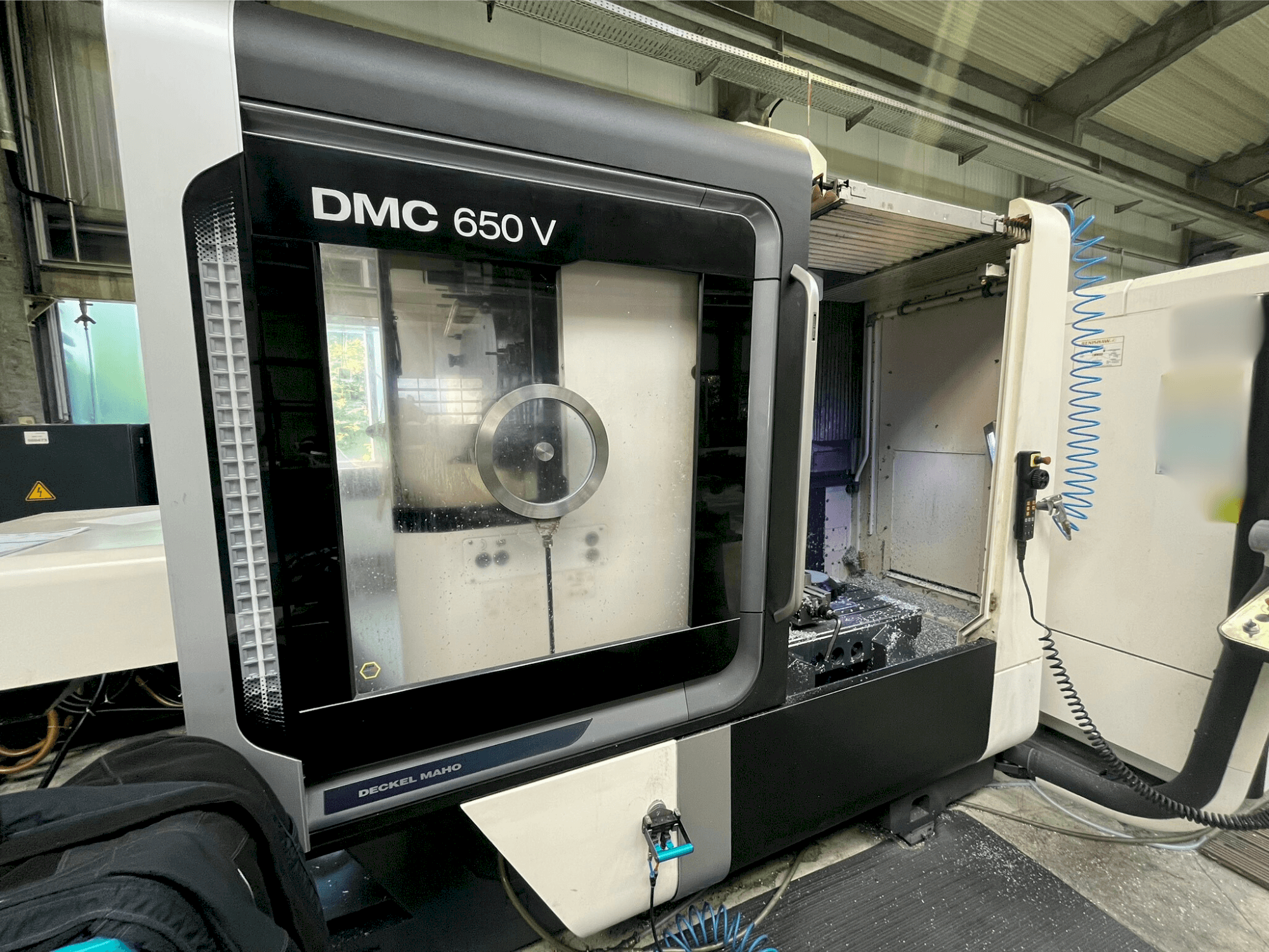 Vista frontal de la máquina DMG MORI DMC 650 V