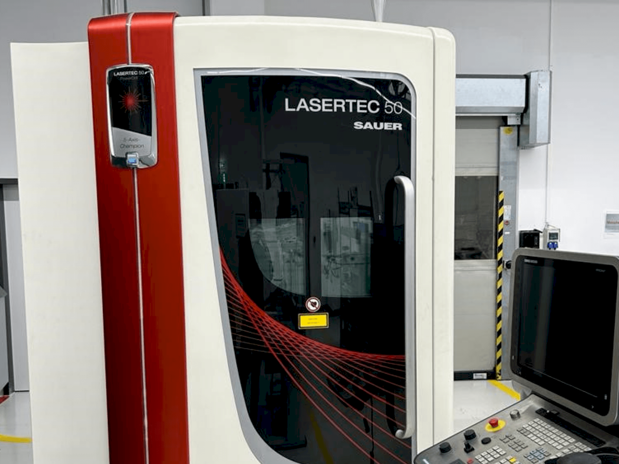 Vista frontal de la máquina DMG SAUER  LASERTEC 50