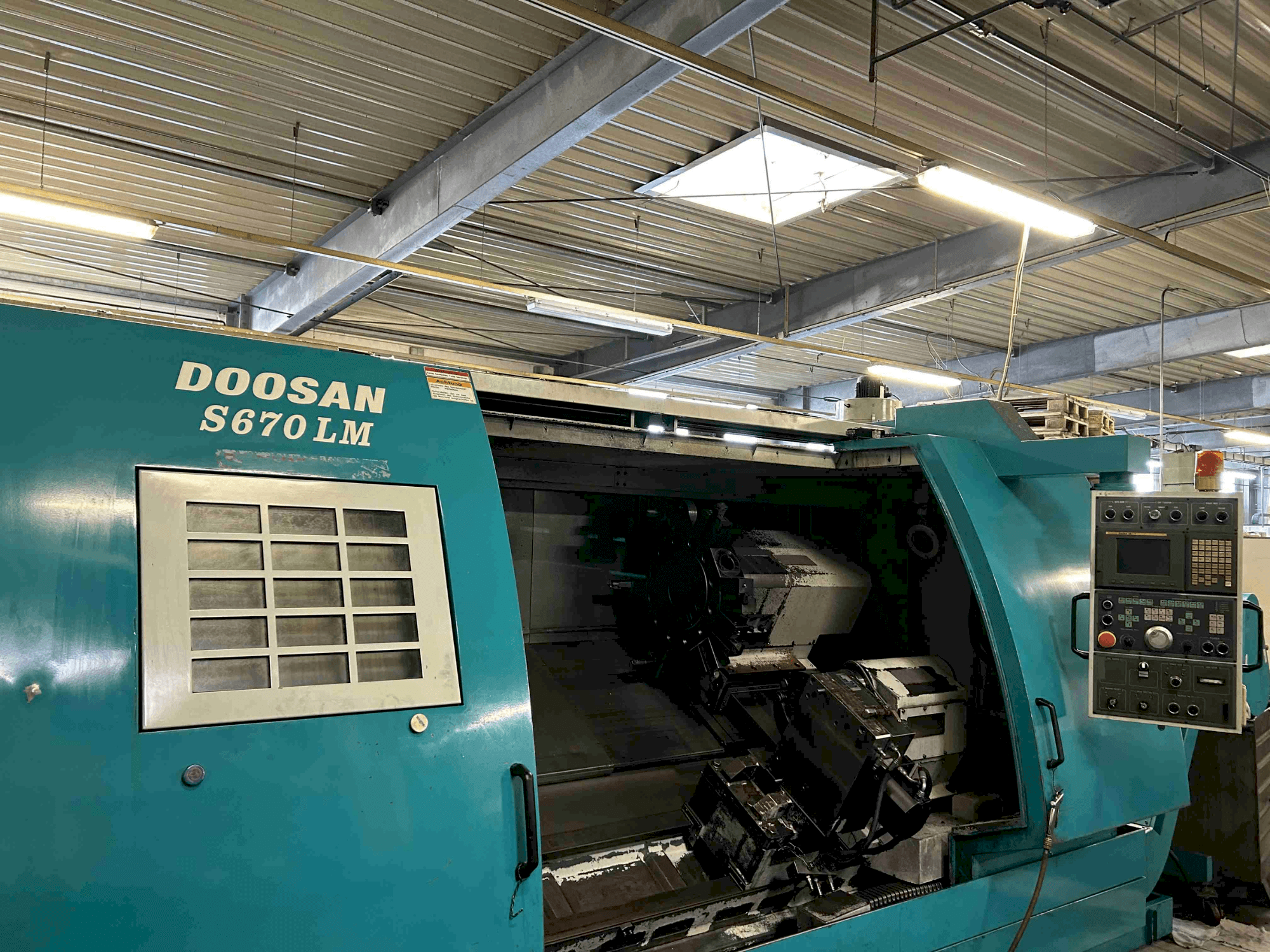 Vista frontal de la máquina DOOSAN S670 LM