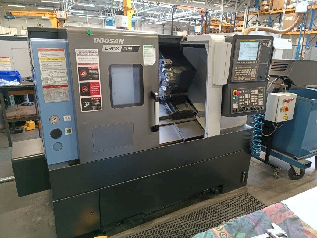 Vista frontal de la máquina DOOSAN Lynx 2100A