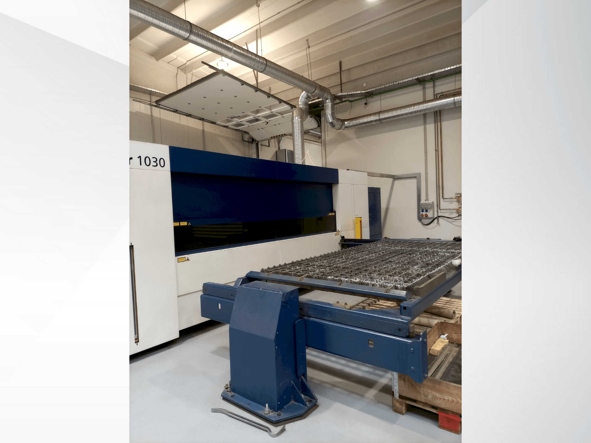 Vista frontal de la máquina TRUMPF TruLaser 1030