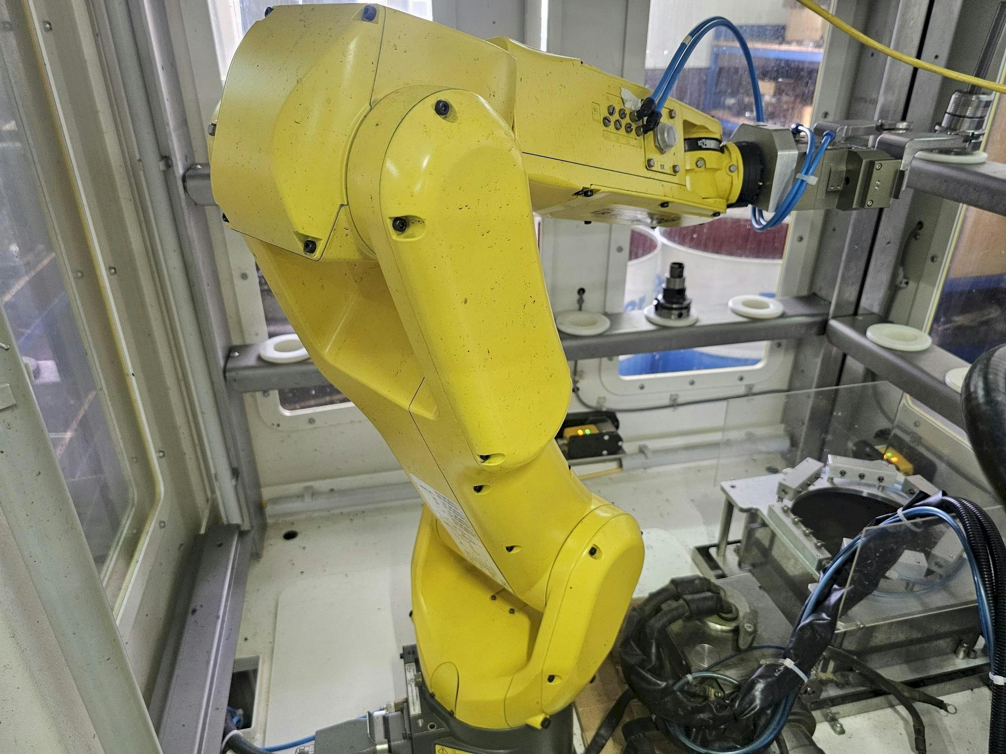 Vista frontal de la máquina FANUC LR Mate 200 id 7L