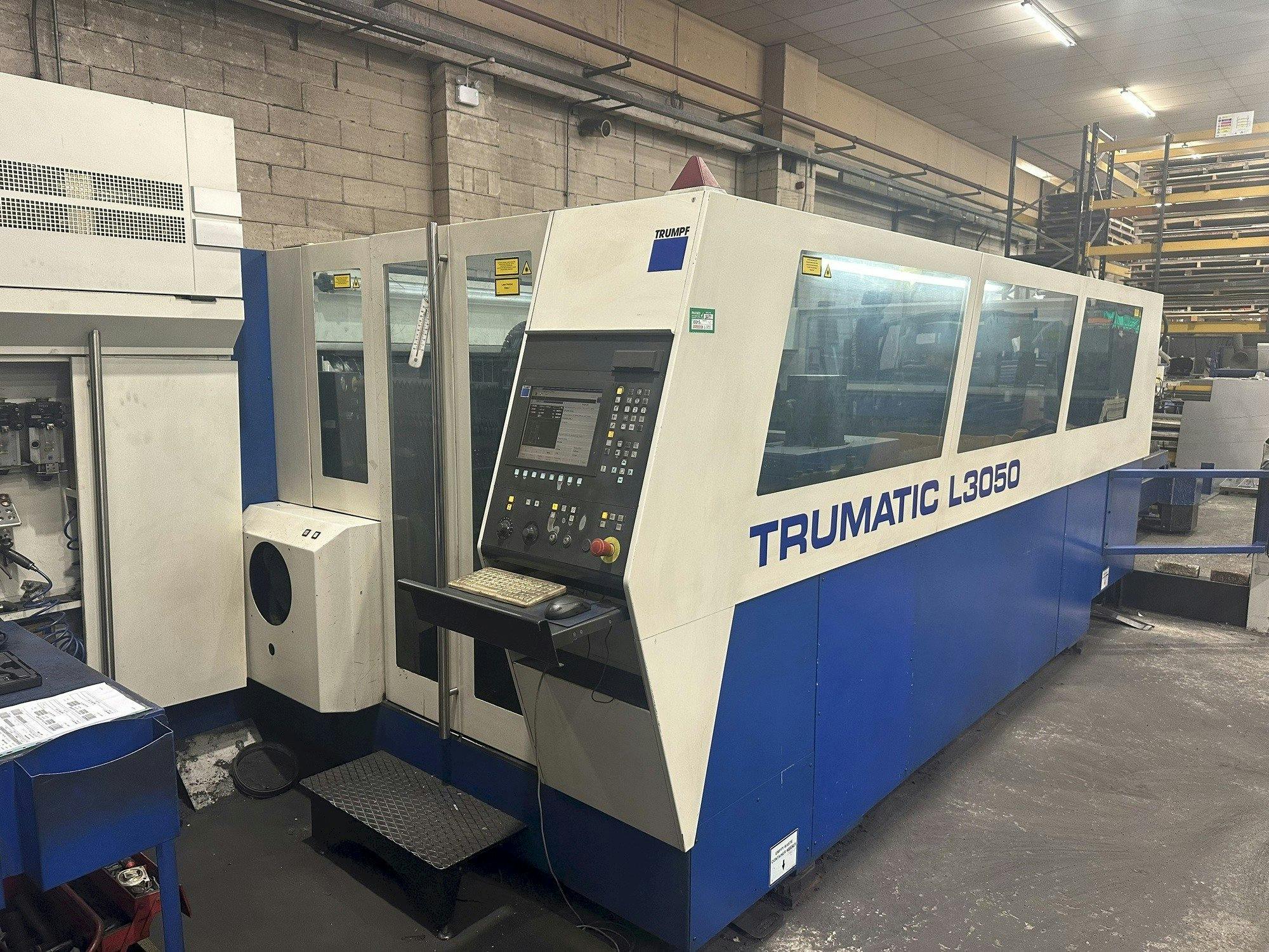 Vista frontal de la máquina Trumpf Trumatic L3050