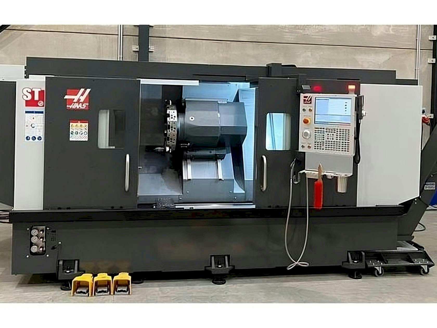 Vista frontal de la máquina HAAS ST-35L