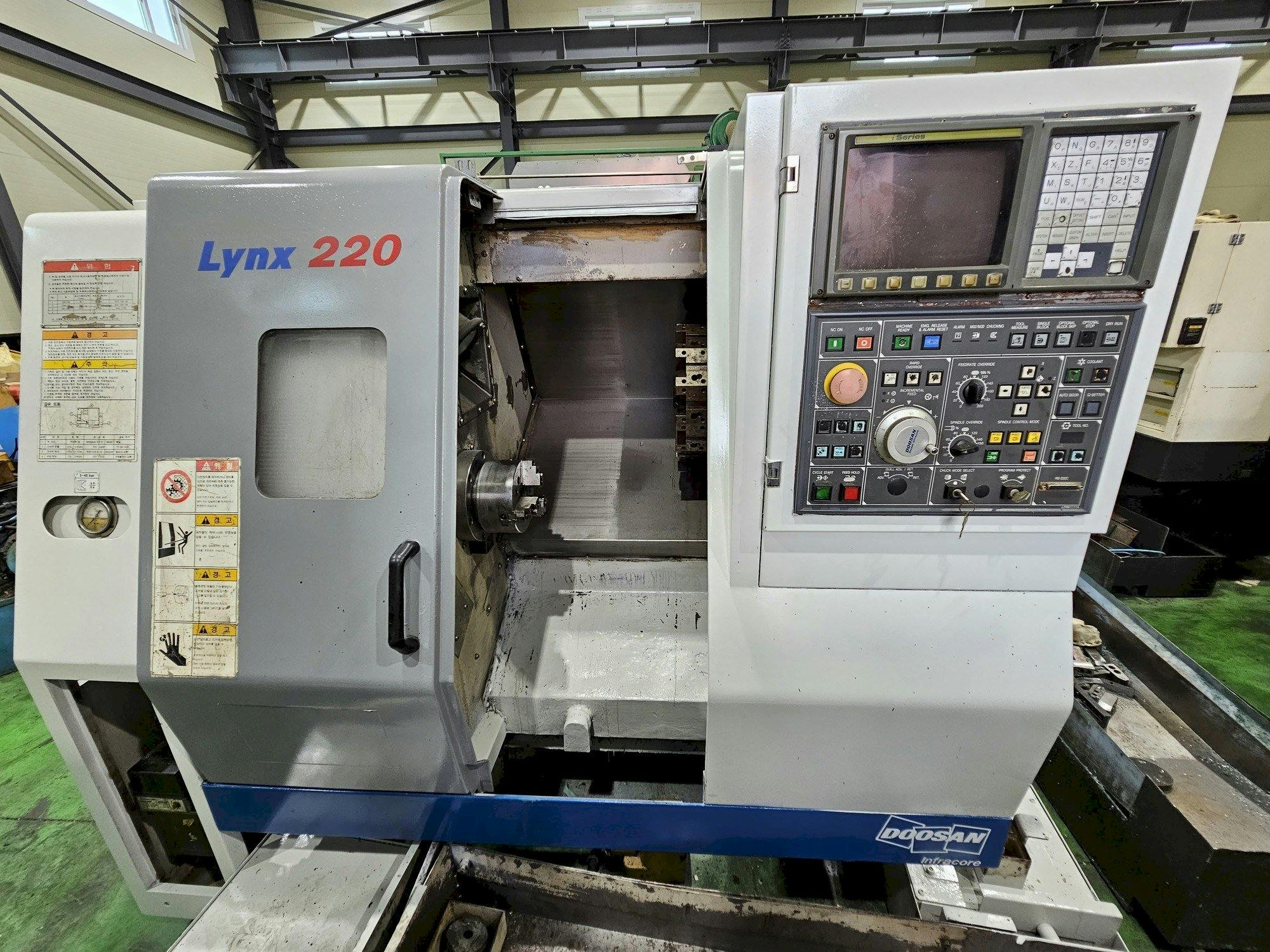 Vista frontal de la máquina Doosan Lynx 220A