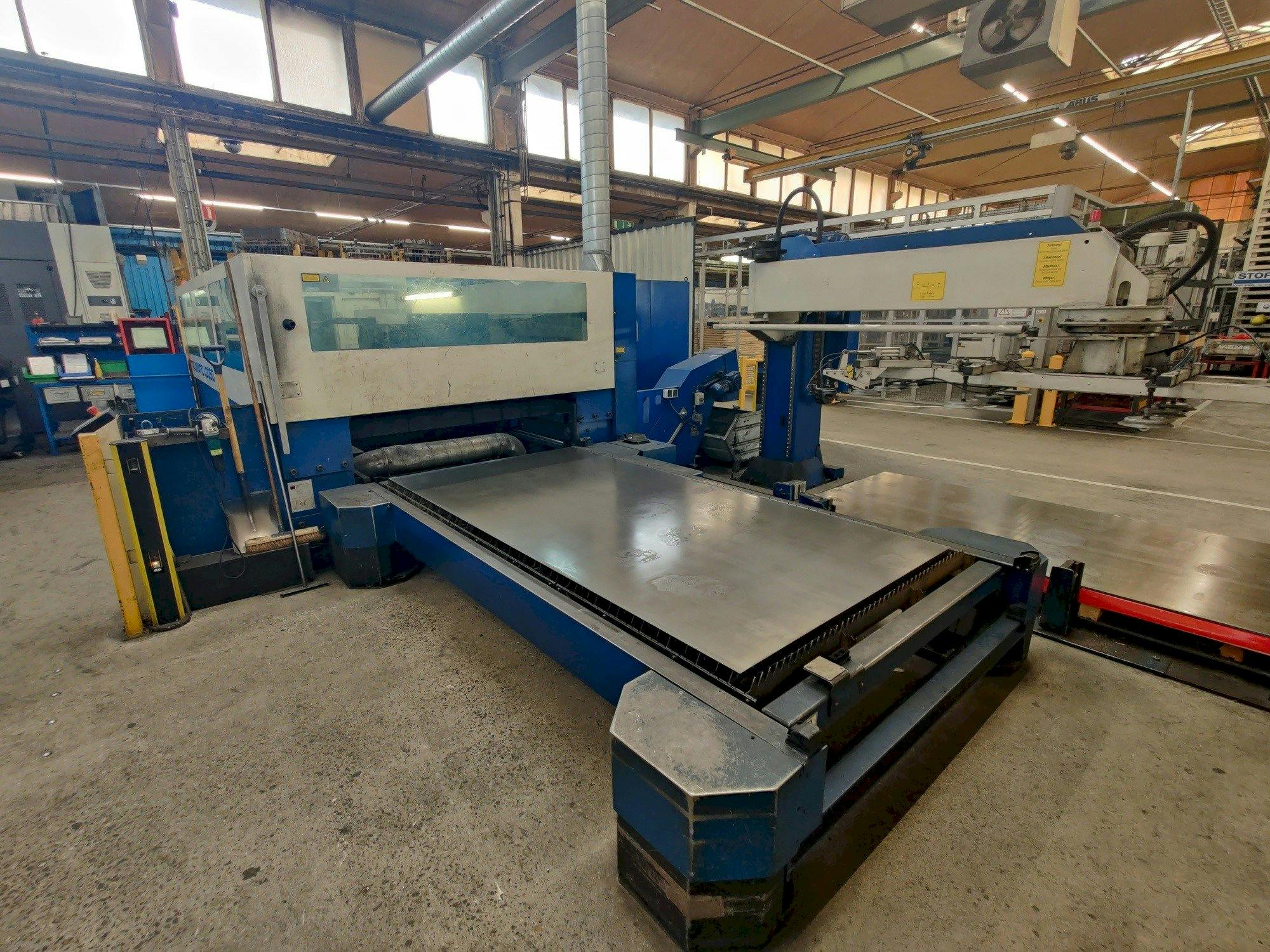 Vista frontal de la máquina Trumpf Trumatic L3050