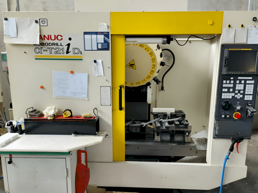 Vista frontal de la máquina FANUC Robodrill Alpha T21iD