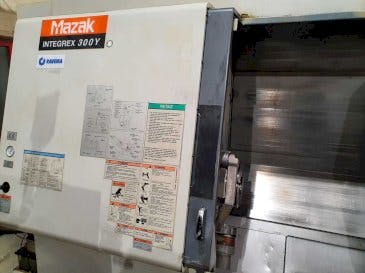 Vista frontal de la máquina Mazak Integrex 300Y