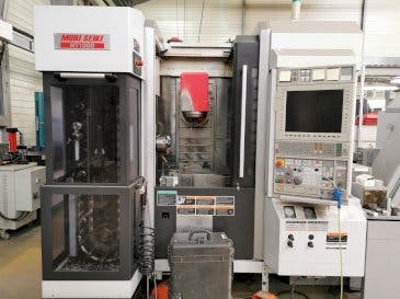 Vista frontal de la máquina MORI SEIKI NT 1000