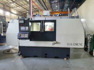 Vista frontal de la máquina e-tech EGA-3250CNC