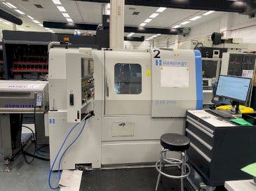 Vista frontal de la máquina HARDINGE Elite 27MS