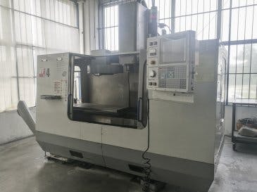 Vista frontal de la máquina HAAS VF-4