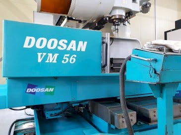 Vista frontal de la máquina Doosan VM56