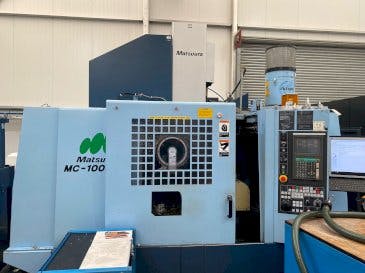 Vista frontal de la máquina Matsuura MC-1000 VGX