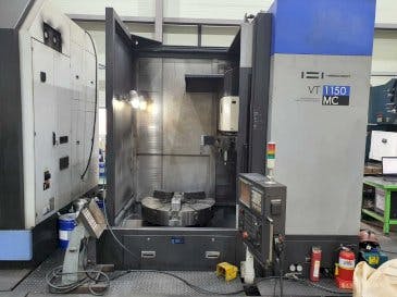 Vista frontal de la máquina HWACHEON VT 1150 MC