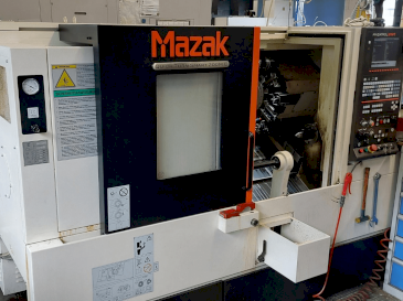 Vista frontal de la máquina Mazak QUICK TURN SMART 200 ML