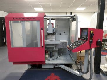 Vista frontal de la máquina KUNZMANN WF 7 CNC