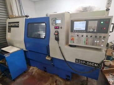 Vista frontal de la máquina Supertec G25P-500CNC