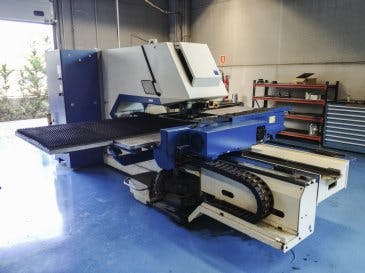 Vista izquierda de la máquina Trumpf Trumatic 2000 R