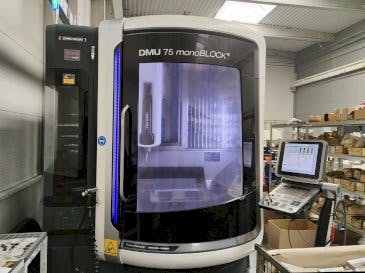 Vista frontal de la máquina DMG MORI DMU 75 monoBLOCK