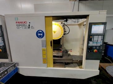 Vista frontal de la máquina FANUC Robodrill α-T21iEL