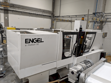 Vista frontal de la máquina Engel e-motion 170/50 TL