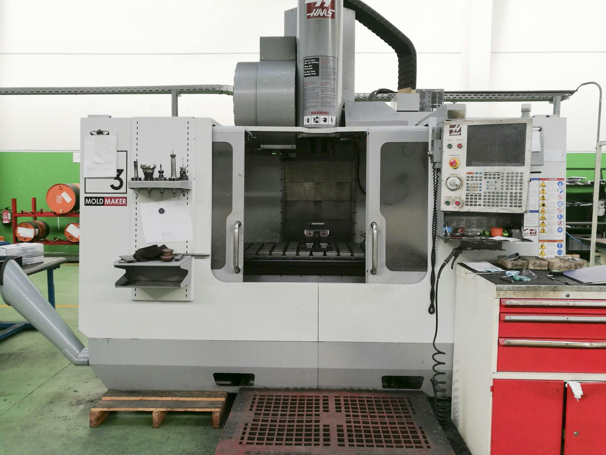 Vista frontal de la máquina HAAS VM-3HE