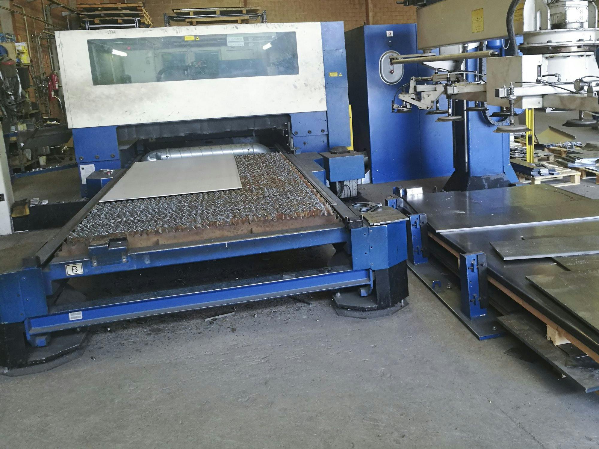 Vista frontal de la máquina Trumpf Trumatic L3050