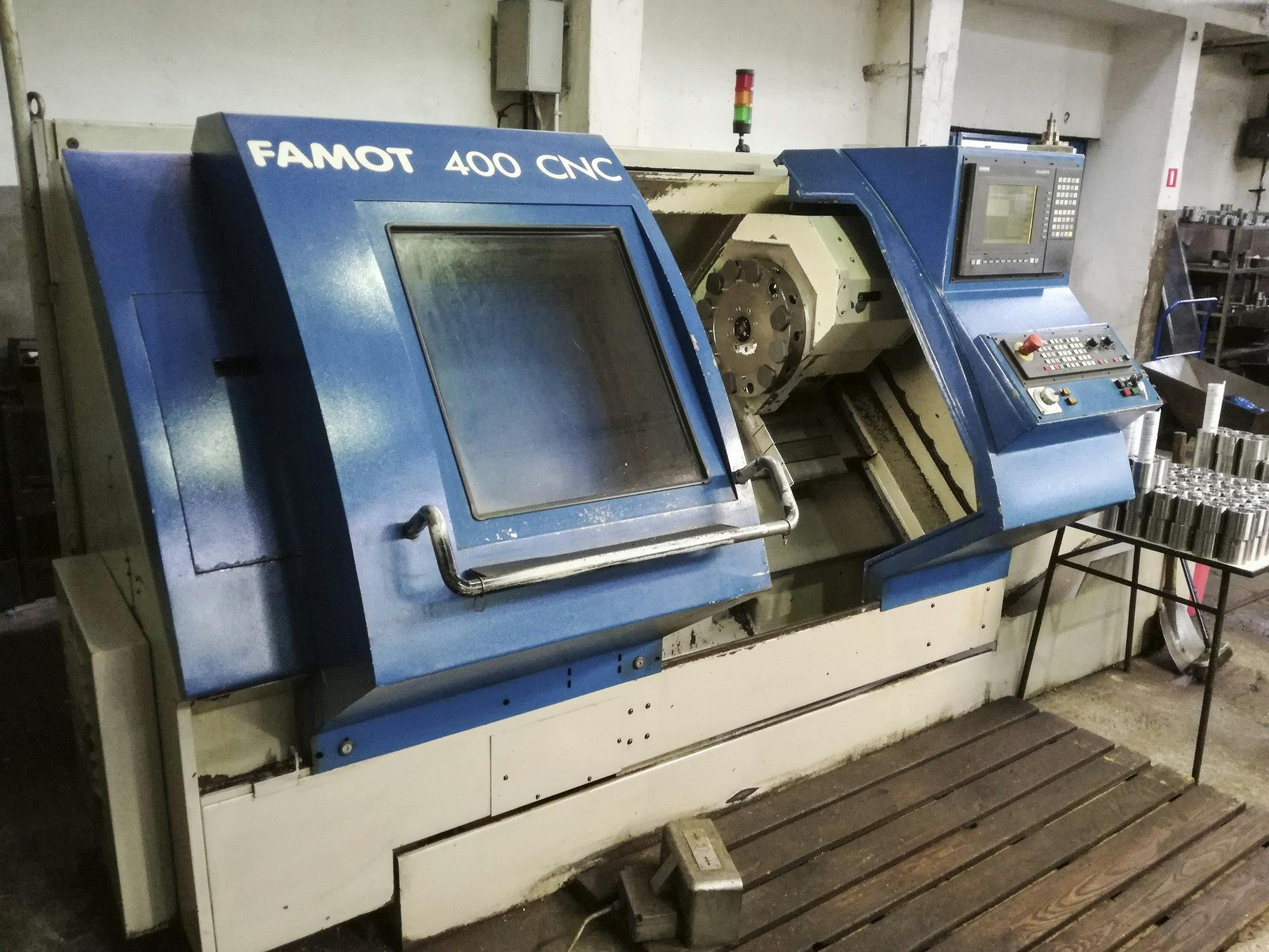 Vista izquierda de la máquina FAMOT CNC 400