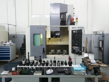 Vista frontal de la máquina MORI SEIKI SV-500 