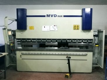 Vista frontal de la máquina MVD Inan CNC 30/120