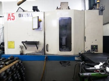 Vista frontal de la máquina Okuma MA-50HA